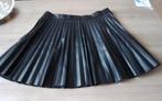 Zwarte plooirok,lederlook,COSTES STUDIO, m. 42, Kleding | Dames, Rokken, Zwart, Maat 42/44 (L), Ophalen of Verzenden, Zo goed als nieuw