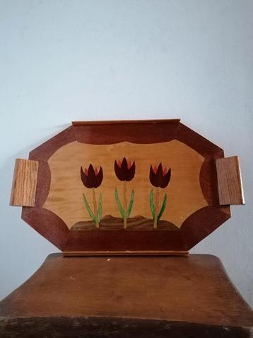 Houten vintage belegde dienblad met bloemen  beschikbaar voor biedingen