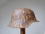 M42 met camouflage., Verzamelen, Ophalen of Verzenden, Nederland, Helm of Baret