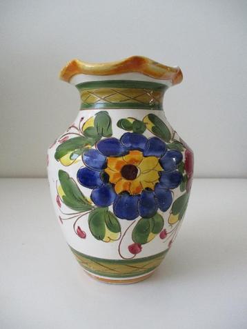 Keramiek vaas met bloemen beschikbaar voor biedingen