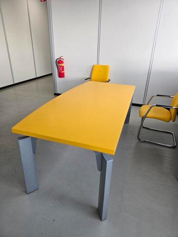 Groot kantinetafel voor een kleine prijs! beschikbaar voor biedingen