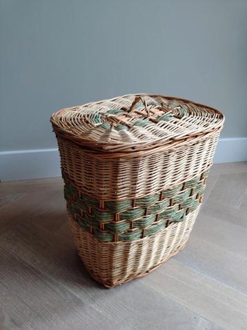 Rotan rieten mand met deksel in perfecte staat  beschikbaar voor biedingen