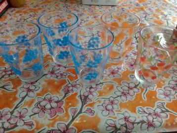 5 glazen met fruitprint beschikbaar voor biedingen