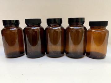 Diverse apothekerspotjes en -flessen beschikbaar voor biedingen