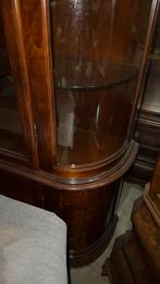 Klassieke gebogen vitrinekast, Antiek en Kunst, Curiosa en Brocante, Ophalen