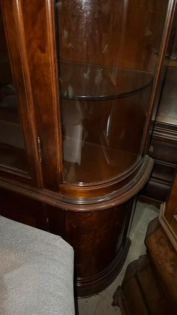 Klassieke gebogen vitrinekast beschikbaar voor biedingen