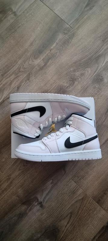 Nike Jordan 1 mid barely rose 38 (Women's) beschikbaar voor biedingen