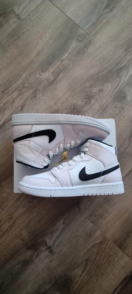 Nike Jordan 1 mid barely rose 38 (Women's), Kleding | Dames, Schoenen, Nieuw, Sneakers of Gympen, Roze, Ophalen of Verzenden
