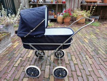 Grappig klein formaat poppenwagentje uit 1985 beschikbaar voor biedingen
