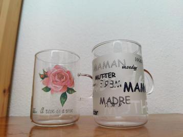 Twee theeglazen beschikbaar voor biedingen