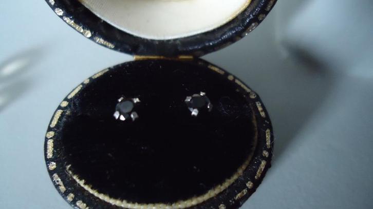 Nieuw 9 karaats WIT gouden oorbellen met zwart saffier, Sieraden, Tassen en Uiterlijk, Oorbellen, Nieuw, Knopjes of Stekers, Goud