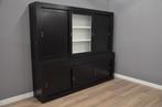 Zwarte vitrinekast met dichte deuren 260 cm, 200 cm of meer, Ophalen of Verzenden, Zo goed als nieuw, 200 cm of meer