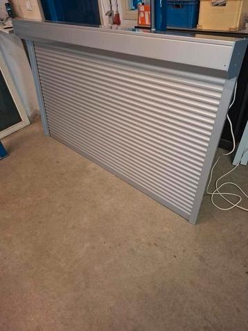 Te koop mooi net rolluik met handzender. beschikbaar voor biedingen