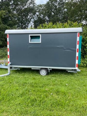 Te huur moderne toiletwagen. beschikbaar voor biedingen