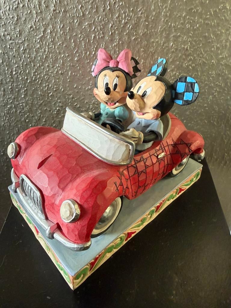 Disney jim shore traditions mickey en minnie auto, Ophalen of Verzenden, Mickey Mouse, Zo goed als nieuw, Beeldje of Figuurtje