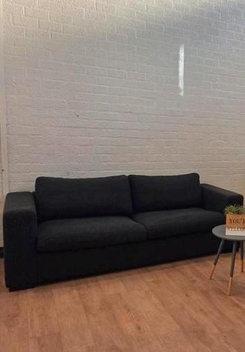 Mooie zwarte stoffen 2,5 pers bank - gereinigd, Huis en Inrichting, Banken | Bankstellen, Zo goed als nieuw, Rechte bank, Vierpersoons of meer