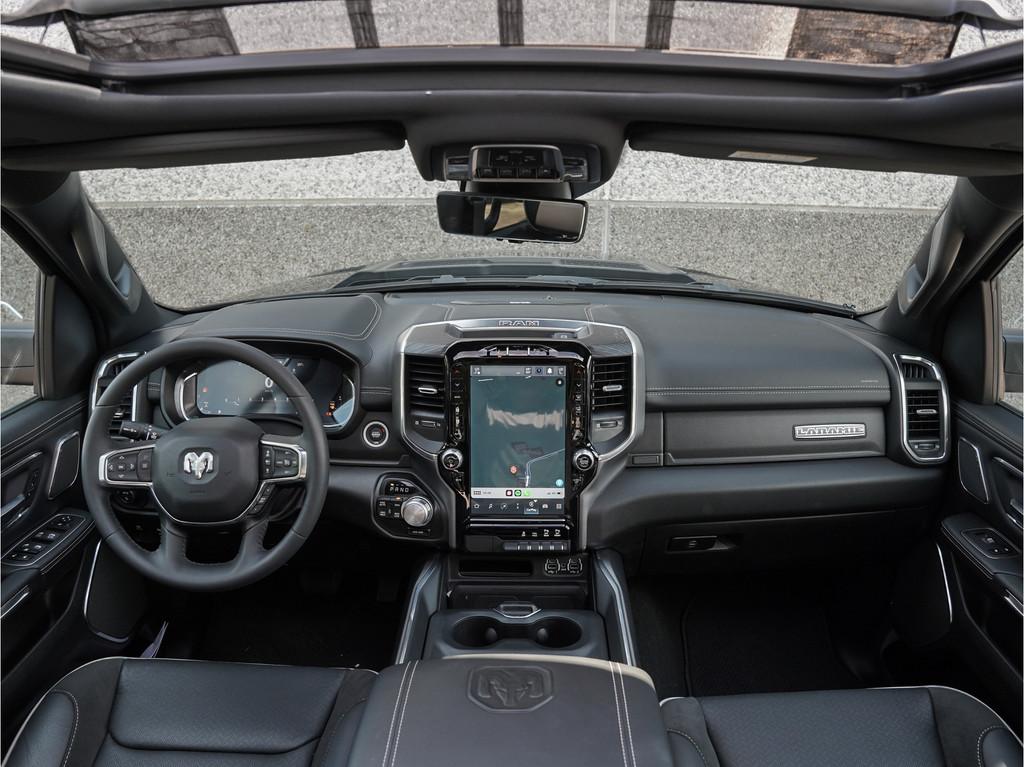 Dodge Ram 1500 5.7L V8 Laramie Night 4x4 CrewCab Panoramadak, Auto's, Dodge, Automaat, Adaptive Cruise Control, 2460 kg, 5654 cc