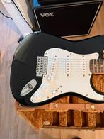Zwarte onberispelijke Squier Stratocaster met Fender Logo, Muziek en Instrumenten, Snaarinstrumenten | Gitaren | Elektrisch, Ophalen of Verzenden