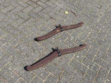 2 trekhouten, evenaars beschikbaar voor biedingen