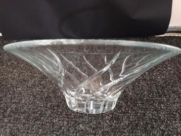 Pools kristallen glazen schaal met decoratief design beschikbaar voor biedingen