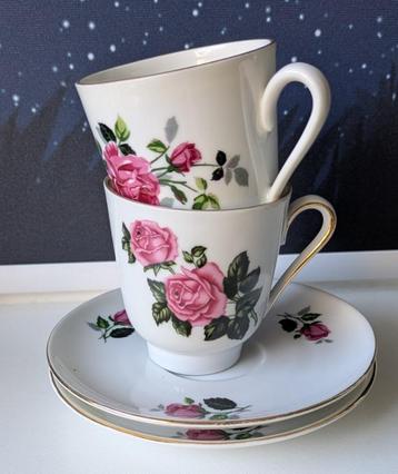 Leuke set van vintage kop en schotels rozen  beschikbaar voor biedingen