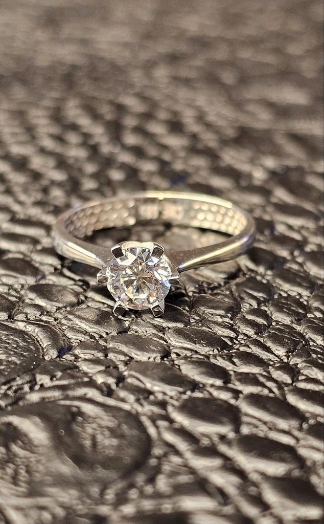 Prachtige wit 14k gouden ring, Sieraden, Tassen en Uiterlijk, Ringen, Nieuw, Dame, Kleiner dan 17, Wit, Goud, Ophalen of Verzenden