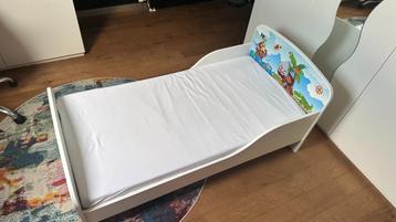Compleet kinderbedje met piratenafbeeldingen, maat 140x70 cm beschikbaar voor biedingen