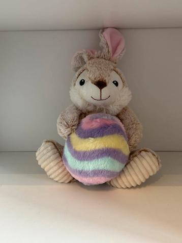 Schattig Konijn Knuffel met Paasei beschikbaar voor biedingen