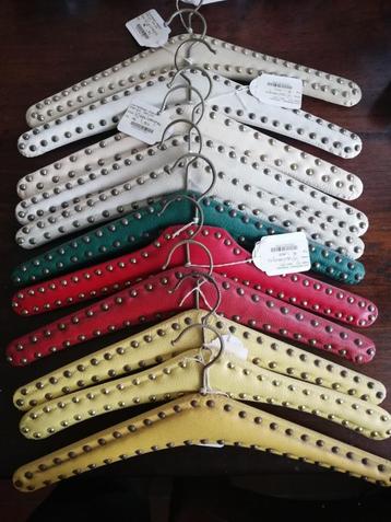 Vintage kledinghangers beschikbaar voor biedingen