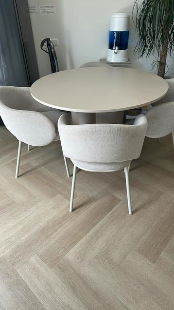Beige ronde eettafel met 4 stoelen beschikbaar voor biedingen