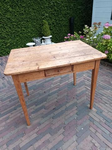 Oude geleefde tafel beschikbaar voor biedingen