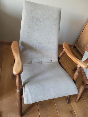 Fauteuil hout stof grijs