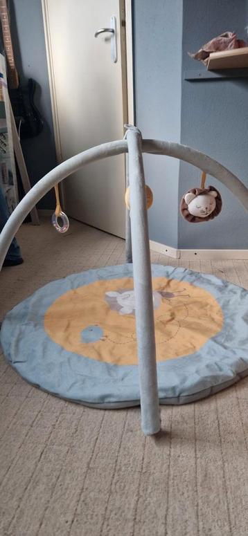 Leuke babygym met speeltjes beschikbaar voor biedingen