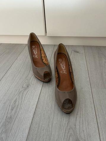 Pumps met open teen beschikbaar voor biedingen