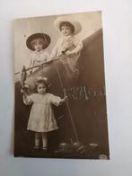 1 AVRIL. - KINDEREN MET VISNET. EN VIS, Ophalen of Verzenden, Voor 1920, Kinderen