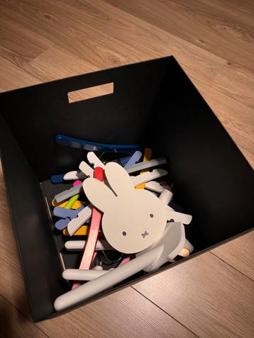 Bak kledinghangers voor kinderkleding beschikbaar voor biedingen