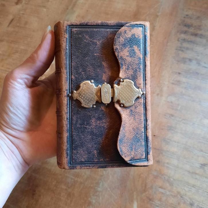 Bijbel met gouden sluiting 19e eeuw, Antiek en Kunst, Antiek | Religie, Ophalen of Verzenden
