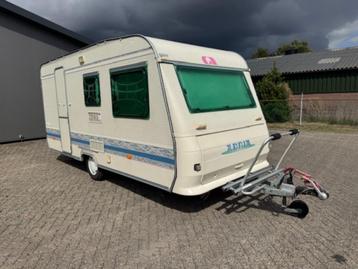Super nette Adria 430 DK stapelbed en zgan voortent beschikbaar voor biedingen