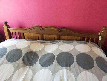Eikenhouten bed met nachtkastje