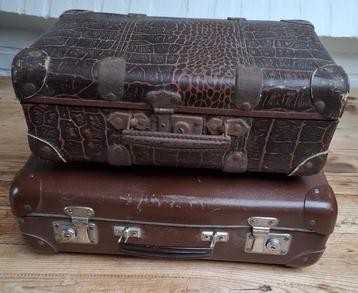 Klein bruin brocante koffertje beschikbaar voor biedingen