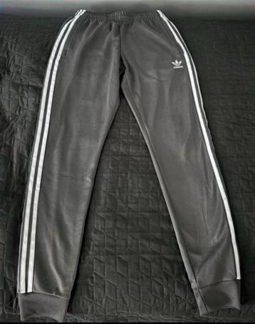 Adidas SST trainingsbroek beschikbaar voor biedingen