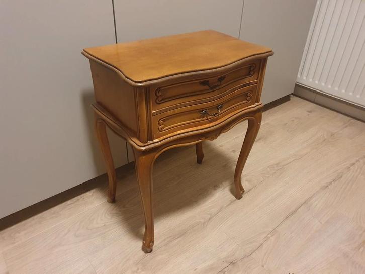Vintage frans nachtkastje met lades in Lodewijk XV-stijl, Huis en Inrichting, Slaapkamer | Nachtkastjes, Gebruikt, 55 tot 70 cm