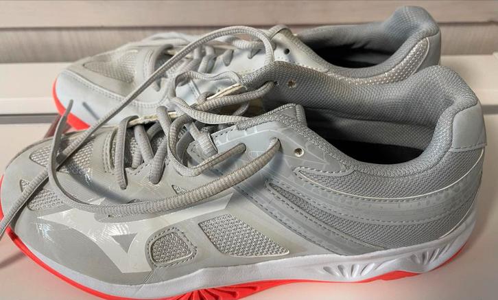 Sportschoenen Mizuno, grijs met oranje/rose zool Maat 41, Kleding | Dames, Schoenen, Zo goed als nieuw, Sportschoenen, Grijs, Ophalen of Verzenden