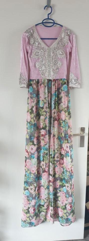 Prachtige jurk (kaftan) met open rok, bewerkt met steentjes. beschikbaar voor biedingen