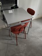 Strak IKEA Eettafel voor 2 Personen – Grijs met Rode Stoelen, Huis en Inrichting, Tafels | Eettafels, Ophalen, Zo goed als nieuw