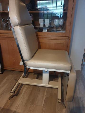 Behandelstoel voor salon in off-white beschikbaar voor biedingen
