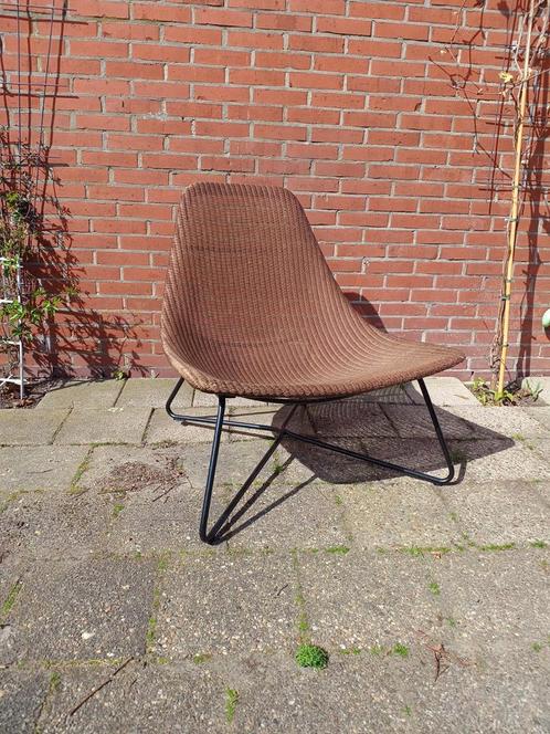 GRATIS Bruine rieten relaxstoel met ijzeren onderstel, Huis en Inrichting, Stoelen, Zo goed als nieuw, Eén, Bruin, Ophalen of Verzenden