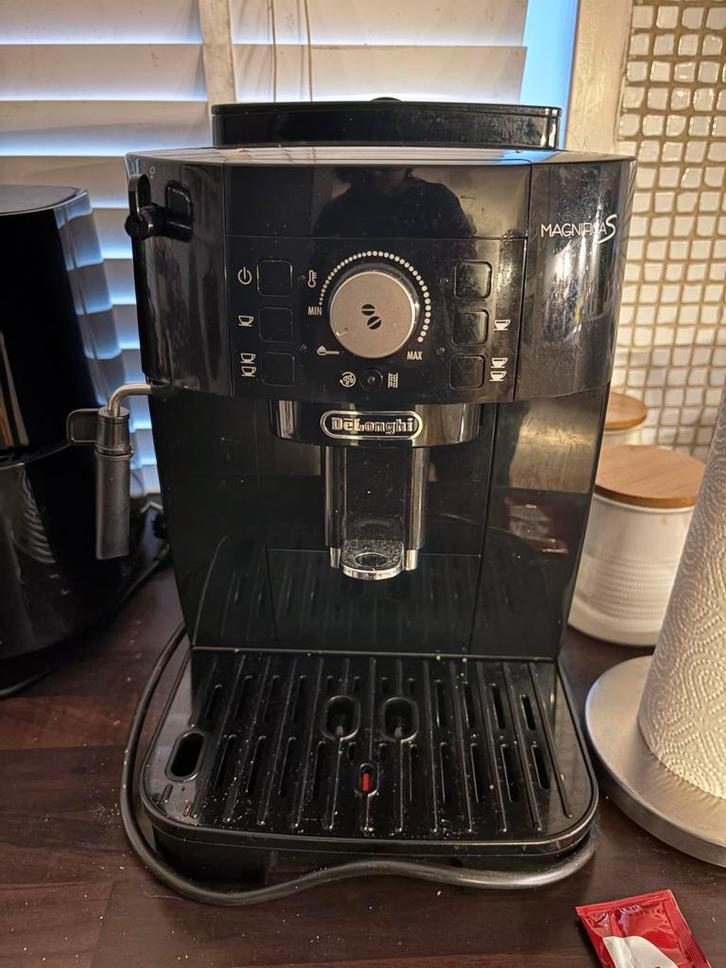 Delonghi Magnifica S Koffiemachine, Witgoed en Apparatuur, Koffiezetapparaten, Gebruikt, Koffiebonen, Koffiemachine, Afneembaar waterreservoir