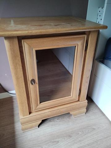 Massief hout vitrine / kast, 85 x 66 x 52 cm met glasvenster beschikbaar voor biedingen