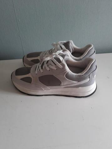 Sneakers H&M maat 42 wit met grijs.